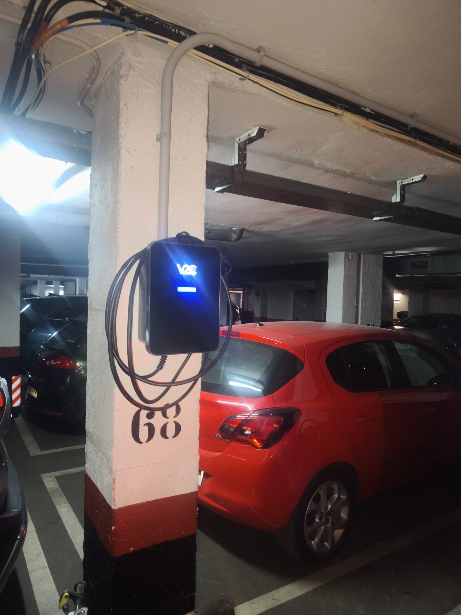 Instalación de cargador de coche eléctrico en garaje particular