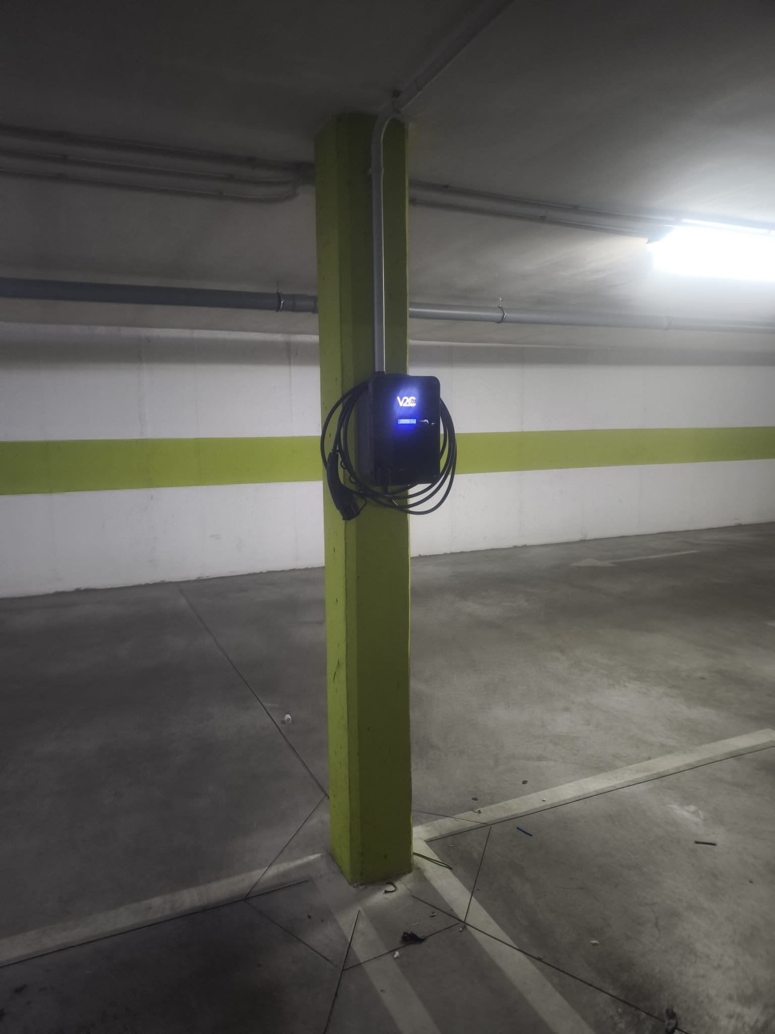 Instalación de cargador de coche eléctrico en garaje particular