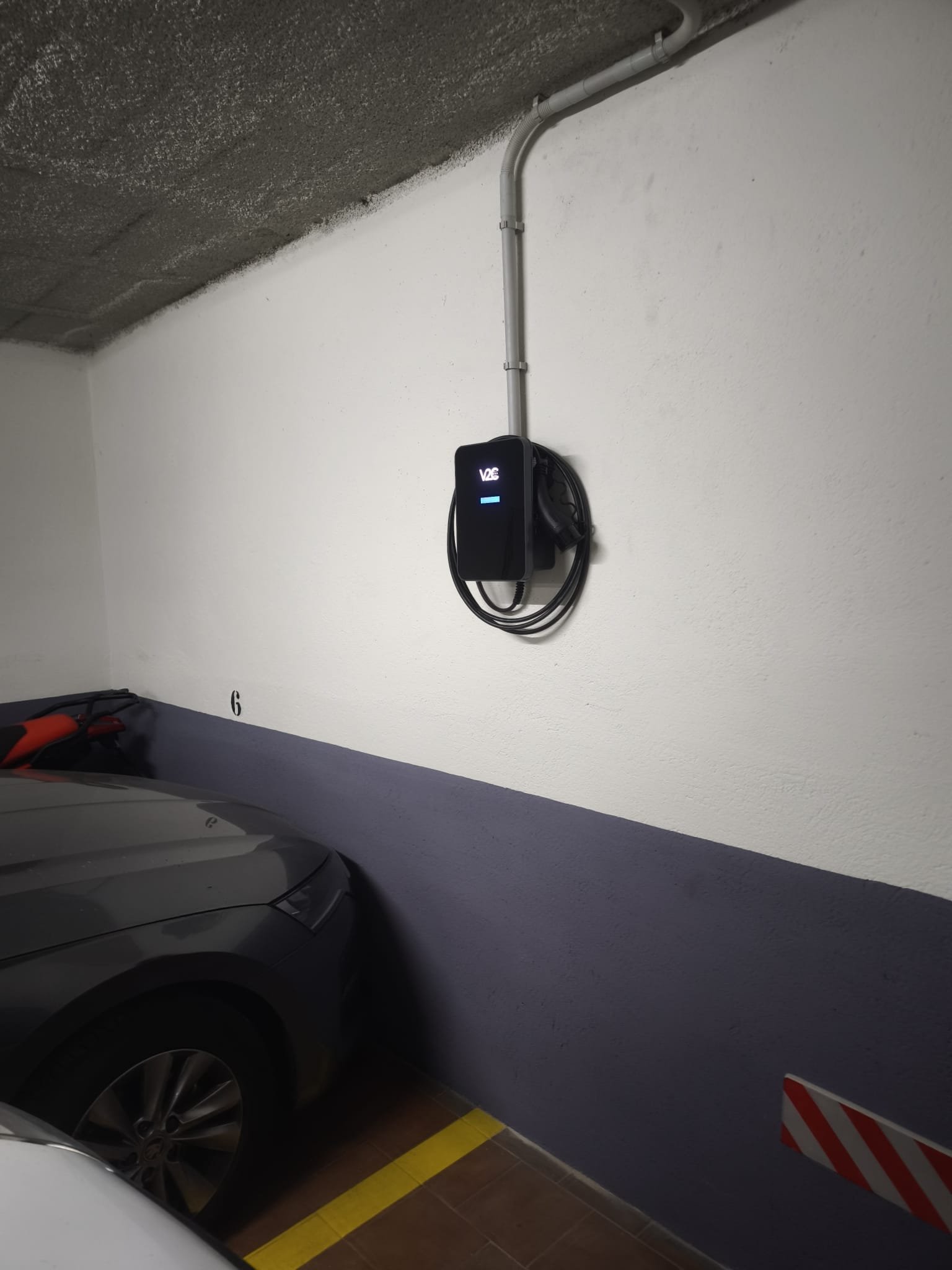 Instalación de cargador de coche eléctrico en garaje particular