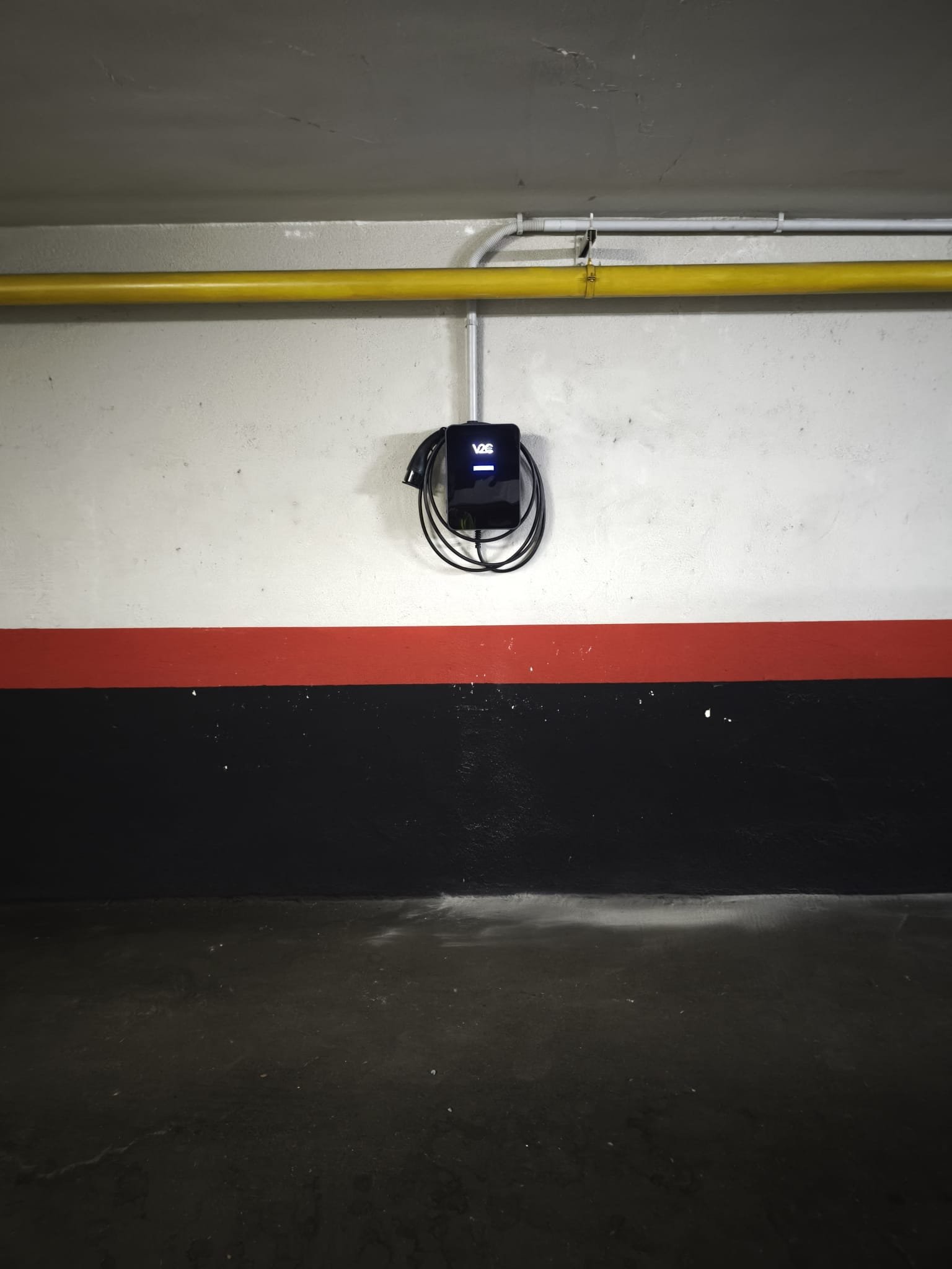 Instalación de cargador de coche eléctrico en garaje particular